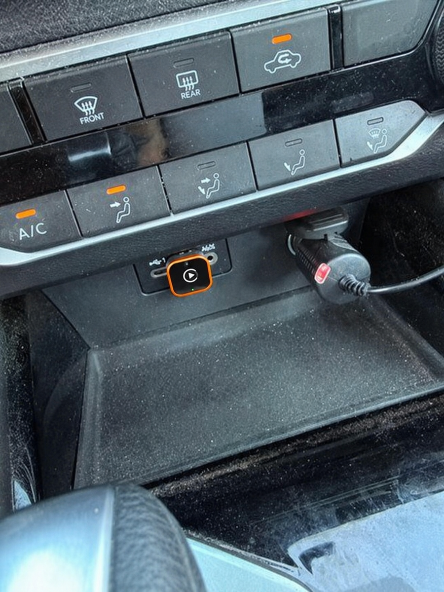 Fácil de conectar, pequeño y de buena calidad.